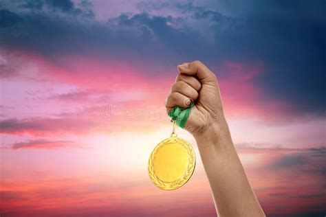 Ganador Levantando Mano Con Medalla De Oro Hasta El Cierre Del Cielo