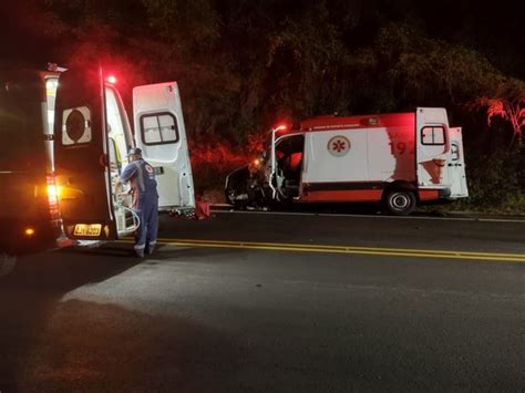 Grave acidente entre BMW e caminhão carregado de soja mata homem de 34