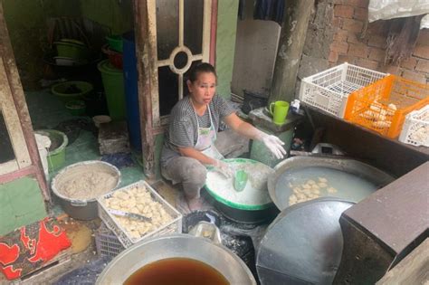 Produksi Pempek Di Kampung Kreatif Ptrc Palembang Capai Butir