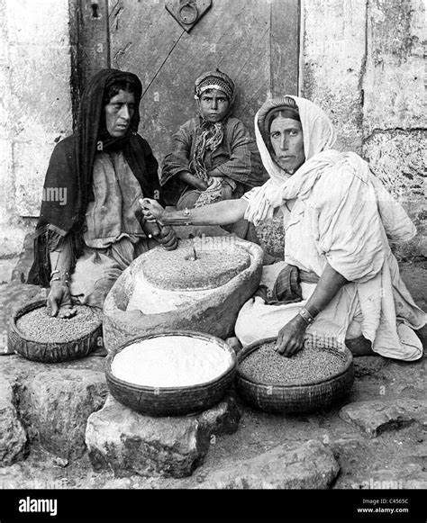 Las mujeres palestinas moliendo el grano 1905 Fotografía de stock Alamy