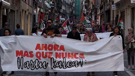 Manifestaciones De Movimientos Sociales Y Kontseilu Sozialista Toman La