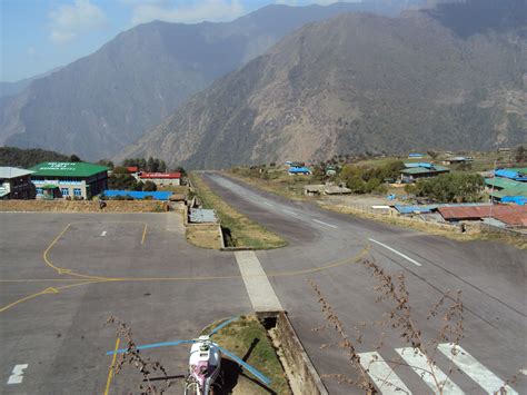 File:Lukla Airport April 2010.JPG - Wikipedia