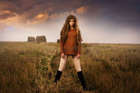 Portrait De Jeune Femme Dans La Campagne Photo stock Image du modèle