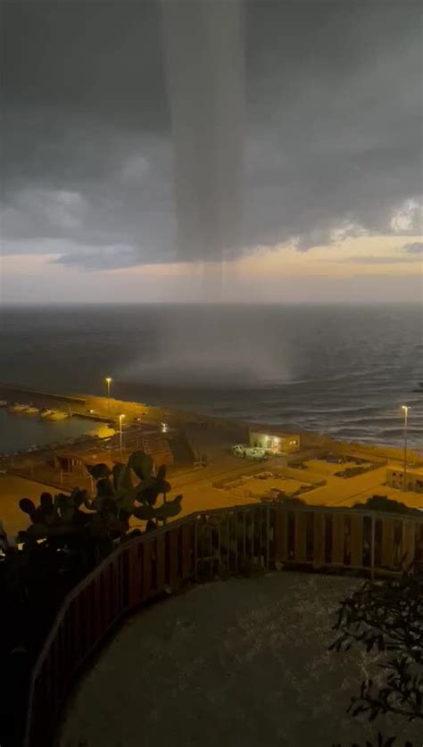 Due Trombe D Aria Nel Mare Di Licata Paura Anche Sulla Terraferma La