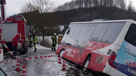 Unf Lle Schulbus Rutscht In Stra Engraben Kinder Stecken Fest Zeit