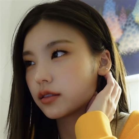 Pin By Sarah On Itzy Yellow Aesthetic Kpop Idol Yellow Aesthetic Itzy