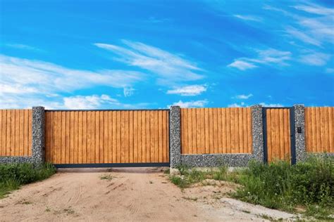 Can You Put Barbed Wire On A Residential Fence Fence Fixation