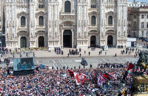 Berlusconi Applausi E Cori Da Stadio Per Lultimo Saluto In Duomo B