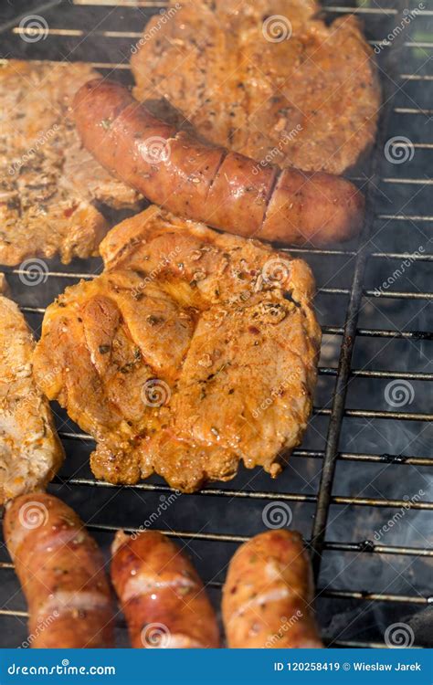 Salchichas Y Carne Asadas A La Parrilla Malsanas Pero Sabrosas Imagen