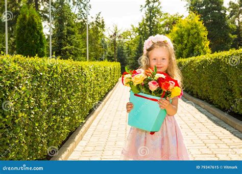 Menina Adorável Da Criança Pequena O Ramalhete Das Flores No Feliz