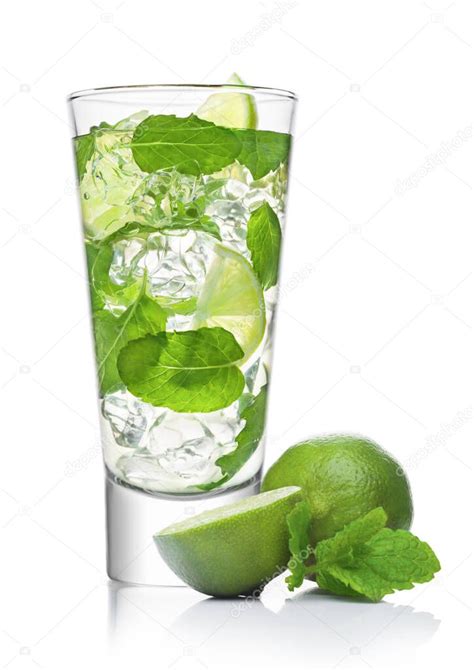 Copa de cóctel alcohólico de verano Mojito con cubitos de hielo menta y