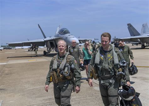 Sailors treated to advance screenings of “Top Gun: Maverick” > United