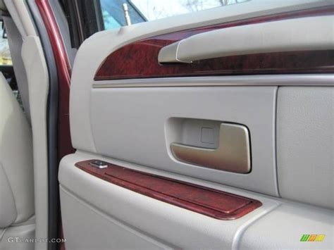 2004 Autumn Red Metallic Lincoln Town Car Executive 22333709 Photo 14