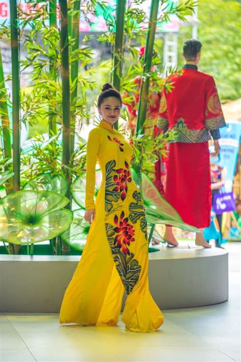 Hermosas Chicas Vietnamitas Tocando Ao Dai Y Disfraces Tradicionales