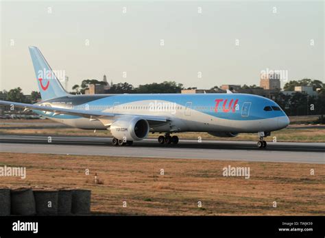 Tui plane taking off hi-res stock photography and images - Alamy