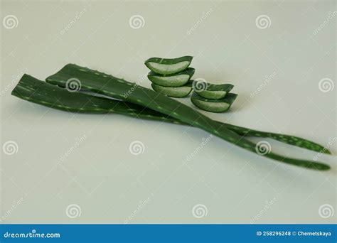 Hojas De Aloe Vera Verde Y Rodajas En Fondo Claro Foto De Archivo