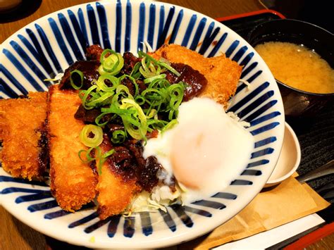 キッチンなごや＠jr名古屋駅で でら旨味噌カツ丼半熟たまごのせ 大杉カツ丼の 月に向かって喰え！