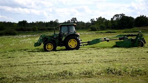 John Deere Tractor Cutting Hay With 625 Moco 2016 Youtube