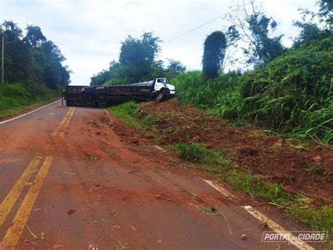 Caminh O Boiadeiro Tomba Na Pr E Animais Ficam Soltos Na Pista