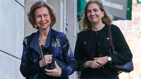 De La Falda De Encaje De La Infanta Cristina Al Pantal N De Tweed De La