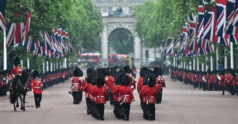 El Doble Festejo De Cumpleaños De La Reina De Inglaterra