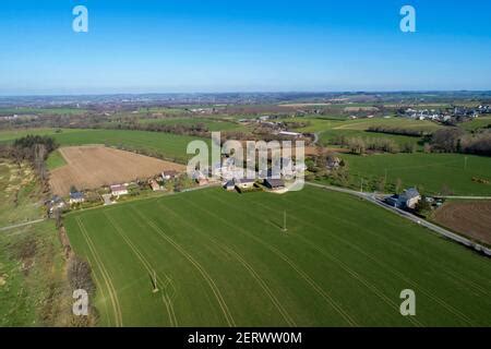 Vue aérienne du village de Saint Senier de Beuvron et de la campagne où