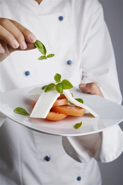 Cocinero Que Agrega Verdes Al Plato Foto De Archivo Imagen De