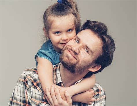 Padre De La Familia Con El Retrato De La Hija Foto De Archivo Imagen De Hija Retrato 54753950