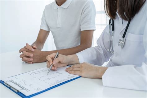 Os Médicos Relatam Os Resultados Dos Exames De Saúde E Recomendam