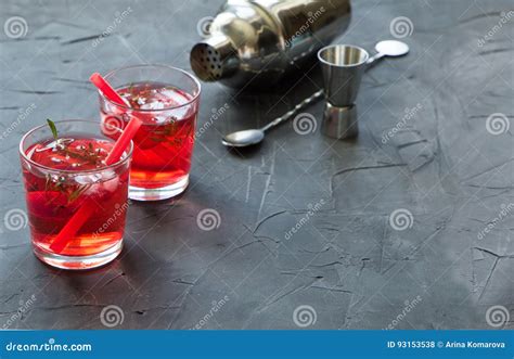 Rode Drank Met Ijs Cocktail Die Barhulpmiddelen Aardbei En Thymebladeren Maken Stock Foto