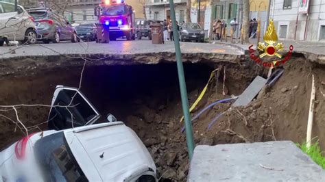 Paura A Napoli Si Apre Una Voragine In Strada E Inghiotte Due Vetture