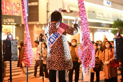 谷口真由美｜大阪府知事候補 On Twitter 夜の街頭演説 投ヒョウ街宣 ではヒョウ柄カードを使って、みなさんの暮らしについてお聞きしたり、政治クイズをしながらお話しています。 谷口