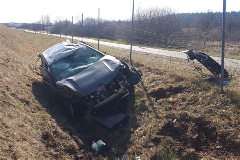 Straciła panowanie nad autem i dachowała Kobieta przewieziona do szpitala