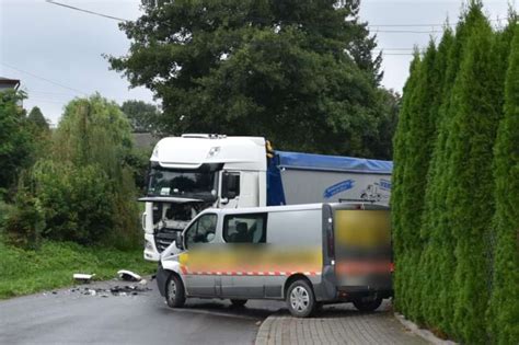 Zderzenie ciężarówki z busem Dwie osoby trafiły do szpitala