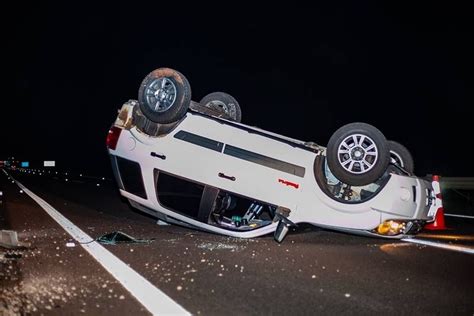 Motorista capota carro ao desviar de cone de sinalização em rodovia de