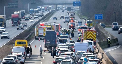 Schwerer Unfall auf der A2 in Gütersloh Rettungshubschrauber landet