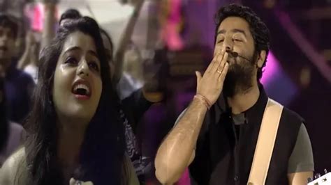 😍😍arijit Singh Giving Flying Kiss😙 To Fan Girl And She Got Emotional😢♥