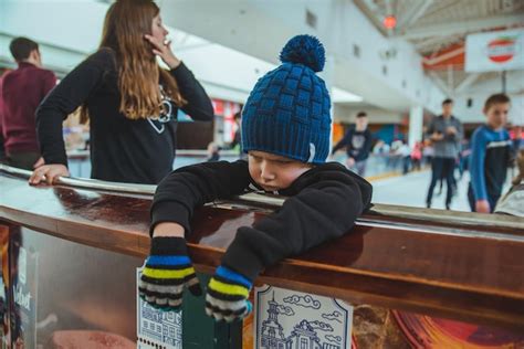 Crian A Aprendendo A Patinar Na Pista De Gelo Foto Premium