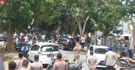 Sementara Pleno Dua Massa Bentrok Di Seputaran Kantor Kpu Maluku