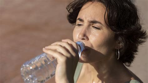 Cuánto tiempo puedes aguantar sin beber agua Descubre qué le sucede