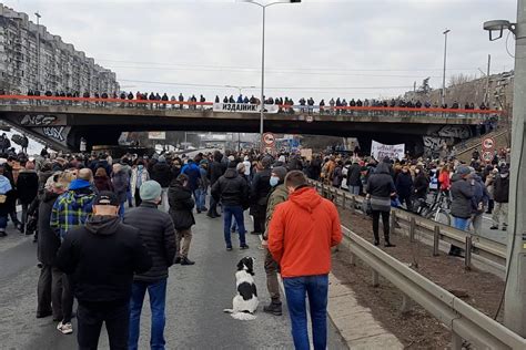 Učesnici ekološkog protesta blokirali autoput kod Sava centra u Beogradu