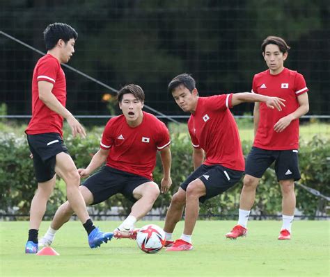 ＜u24日本代表練習＞ボール回しに汗を流す（左から）遠藤、橋岡、久保、三好 ― スポニチ Sponichi Annex サッカー