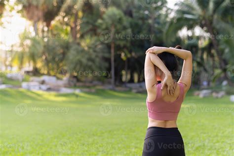 Hembra Persona Que Practica Jogging Ajuste Joven S Asi Tico Mujer