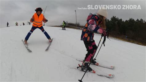 Verejn Kor U Ovanie Klzisko Na Zamrznutom Poli S Nkovanie A