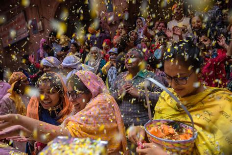 Vrindavan Banke Bihari Holi 2023 Kab Hai इस दिन वृंदावन के बांकें बिहारी मंदिर में खेली जाएगी