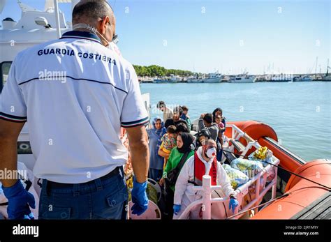 Roccella Jonica Italie 21st août 2022 Équipage de la Garde côtière