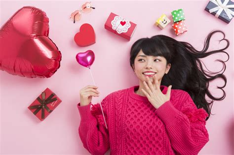 バレンタインデーにチョコを渡して付き合える確率は16。恋につながるバレンタインチョコの渡し方は？好感触なポイントは「くつろぎ感」と