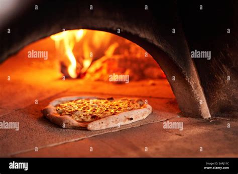 Pizza Margherita Sabrosa Cocida En Horno De Le A Tradicional