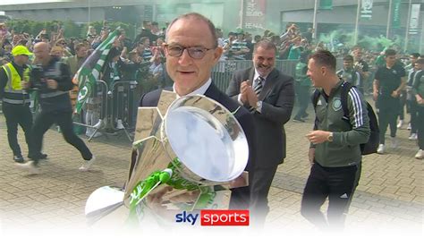 Martin Oneill Carries Spfl Trophy As Celtic Arrive To Standing Ovation