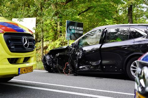 Gewonde Na Frontale Aanrijding Tussen Twee Autos